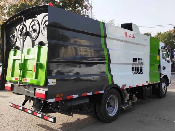 東風小多利卡吸塵車（1方水罐4方塵罐）