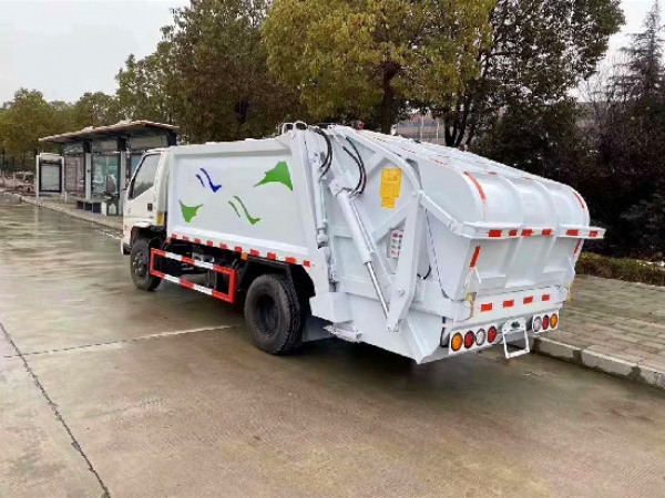 可進(jìn)地下室江鈴順達(dá)國六6方壓縮式垃圾車