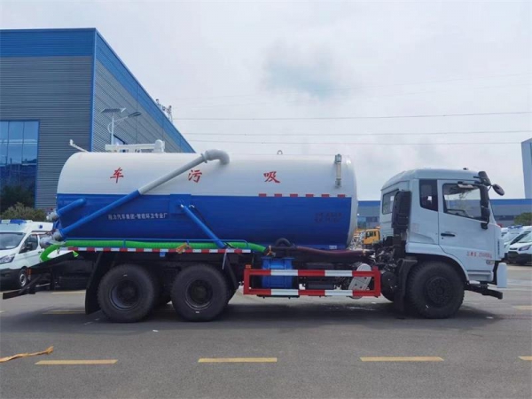 東風D17后雙橋18方吸污車,配水循環泵加10米吸污帶。