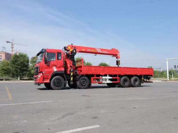 航天萬(wàn)山14噸隨車吊平板運(yùn)輸車